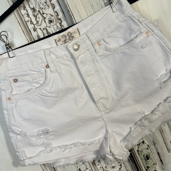 We the Free 100% Cotton NWT White Denim Shorts Trendy Fresh Summer Casual S/28W - Picture 2 of 10